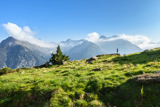 Wanderer in den Alpen mit wolkenverhangenen Bergen im Zillertal