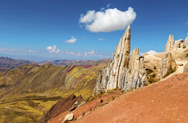Atemberaubende Aussicht auf den Regenbogenberg Palccoyo (Vinicunca-Alternative), mineralische bunte Streifen im Andental, Cusco, Peru, Südamerika