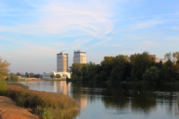 Obraz premium View of the river and the shore, away multi-storey buildings