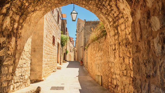 Fototapeta Mediterranean summer cityscape - view of a medieval street in the Old Town of Hvar, on the island of Hvar, the Adriatic coast of Croatia