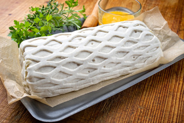 Roher Kassler Schweinerücken Steak als Stück in Blätterteig Mantel und Eigelb angeboten als...