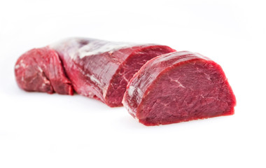 Dry aged Rinderfilet Steak natur als closeup vor weißen Hintergrund mit Textfreiraum – isoliert