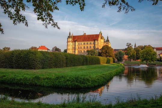 Schloss in G&uuml;strow mit Graben im Vordergrund