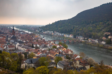Obraz premium Beautiful view of the Heidelberg old town with the old bridge across the Neckar river