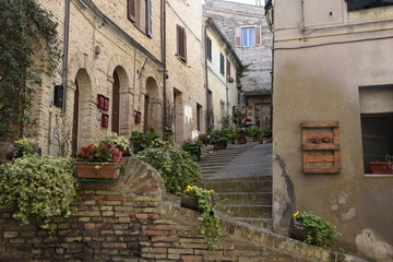 Naklejka premium Narrow street in old town. Urbin, Italy