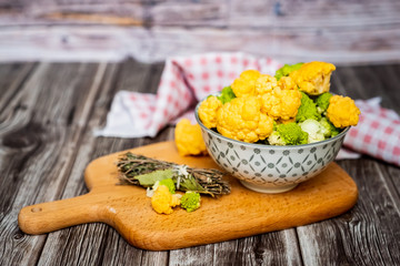 Choux-fleur et chou romanesco en fleurettes dans un bol céramique	