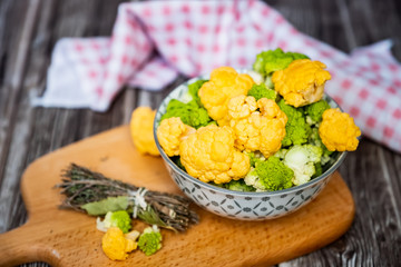 Choux-fleur et chou romanesco en fleurettes dans un bol céramique	