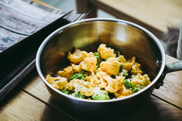 Choux-fleur et chou romanesco en fleurettes dans une casserole en ions