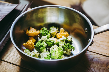 Choux-fleur et chou romanesco en fleurettes dans une casserole en ions