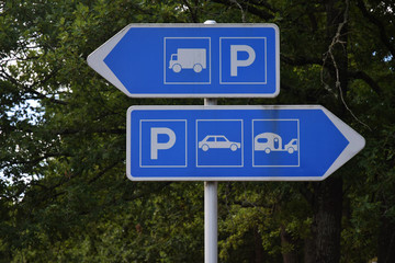 Panneau signalant l'emplacement des parkings voitures, caravaneset camions