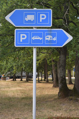 Panneau signalant l'emplacement des parkings voitures, caravaneset camions