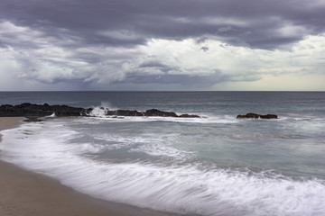 Paisaje costero con nubes de tormenta