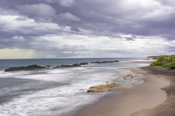 Paisaje costero tropical con nubes de tormenta