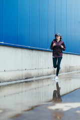 runner training along the city