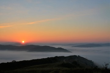 Obraz premium sunrise with fog between the hills
