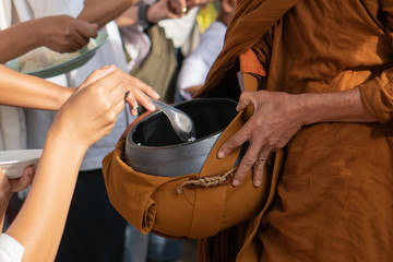 Obraz premium on buddhist holy day Thai buddhist people always go to temple to offer food to monks
