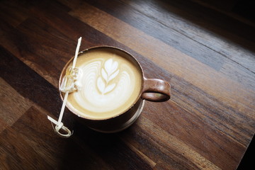 The coffee shop has decorated the latte coffee by using honeycomb to decorate and give sweetness. Impress your customers with surprises