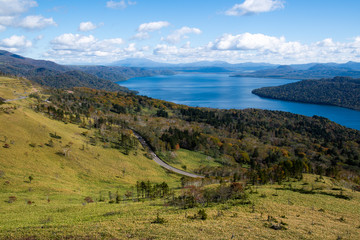 Fototapeta premium 秋の美幌峠から見た屈斜路湖（北海道・弟子屈町）