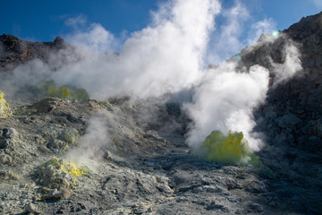 秋の道東・噴煙が吹き上がる硫黄山（アトサヌプリ）（北海道・弟子屈町）