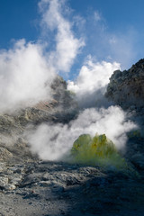 秋の道東・噴煙が吹き上がる硫黄山（アトサヌプリ）（北海道・弟子屈町）