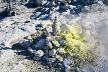 秋の道東・噴煙が吹き上がる硫黄山（アトサヌプリ）（北海道・弟子屈町）