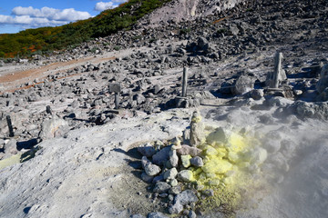 秋の道東・噴煙が吹き上がる硫黄山（アトサヌプリ）（北海道・弟子屈町）
