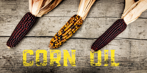 Maiskolben auf Holztisch, englischer Text