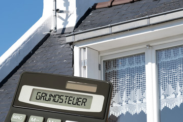 Ein Haus, Taschenrechner und die Grundsteuer