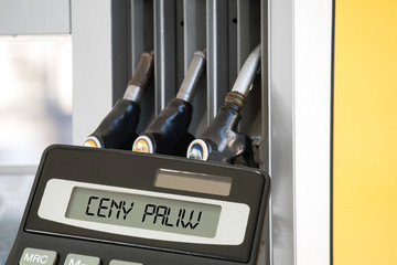 Eine Tankstelle, Taschenrechner und Kraftstoffpreise in Polen