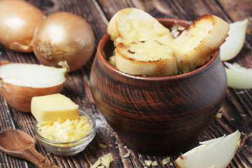 A ceramic pot with French onion soup	