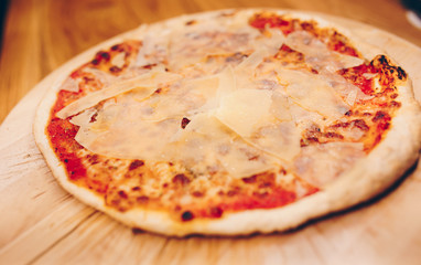 Close-Up Pepperoni Pizza bacon barbeque pizza cheese, salami, Tomatoes, pepper, Spices and Fresh Basil. Italian pizza at restaurant  Eating and leisure concept.lifestyle Organic Gourmet Concept banner