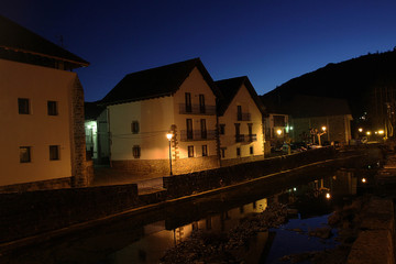 Escena nocturna de una ciudad