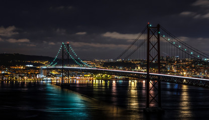Fototapeta na wymiar Noche en Lisboa