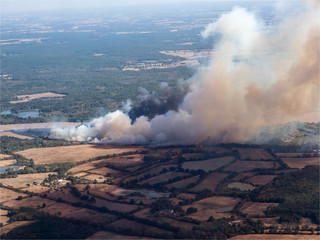 Fototapeta na wymiar Vue aérienne de feux de forêt à Belabre dans l'Indre en France