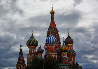 Fototapeta na wymiar St. Basil's Cathedral on red square in Moscow and dark storm clouds in the sky 