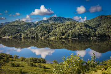 Fototapeta na wymiar Landscape on the lake