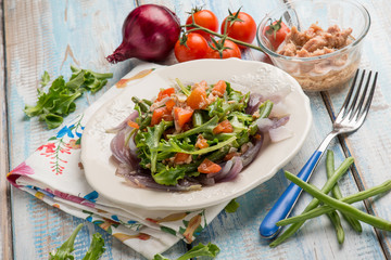 salad with tuna green beans stewed red onions and lettuce