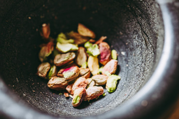 Pistaches épluchées dans un pilon
