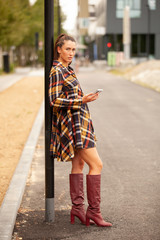 la mode dans la rue avec son téléphone son sac et sa beauté être chic c 'est être belle