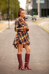 la mode dans la rue avec son téléphone son sac et sa beauté être chic c 'est être belle
