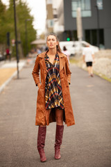 la mode dans la rue avec son téléphone son sac et sa beauté être chic c 'est être belle