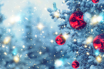 Bordure hiver nature fond de Noël, épinette congelée, lumières scintillantes, bokeh, neige. Vue à travers la branche de pin givré. Cadre de bonne année. Espace texte. Éléments de cette image fournis par la NASA.