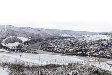 Obraz premium Beautiful white winter scenery of Bernkastel-kues, a heritage town and tourist destination in Germany