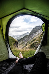 Aventurier se relaxant dans tente avec vue sur montagne