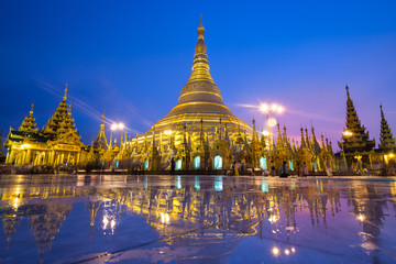amazing shwedagon pagoda at sundown, myanmar - obrazy, fototapety, plakaty