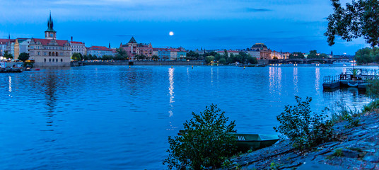 Die abendliche Moldau mit der Prager M&aacute;nes-Br&uuml;cke