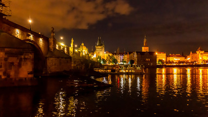 Naklejka premium Die nächtliche Moldau mit der Prager Karlsbrücke