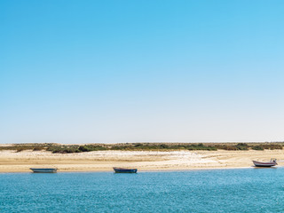 Fototapeta premium Ilha da Fuzeta e barcos ancorados