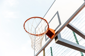 Naklejka premium Bottom view o basketball net
