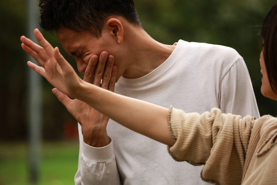 女性にビンタされる男性